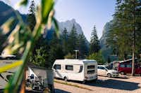 Camping Toblacher See -  Wohnmobil- und  Wohnwagenstellplätze umringt von Wald