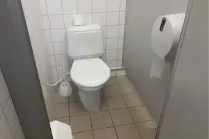 Camping Toila Sanatoorium - Sanitärgebäude mit Toiletten auf dem Campingplatz