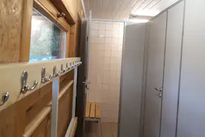 Camping Toila Sanatoorium - Sanitärgebäude mit Waschbecken, Toiletten und Duschen