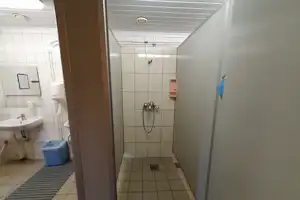 Camping Toila Sanatoorium - kabine mit Dusche im Sanitärgebäude vom Campingplatz