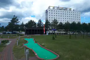 Camping Toila Sanatoorium - Minigolf auf dem Campingplatz mit Blick auf das Hotel