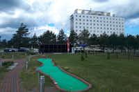 Camping Toila Sanatoorium - Minigolf auf dem Campingplatz mit Blick auf das Hotel