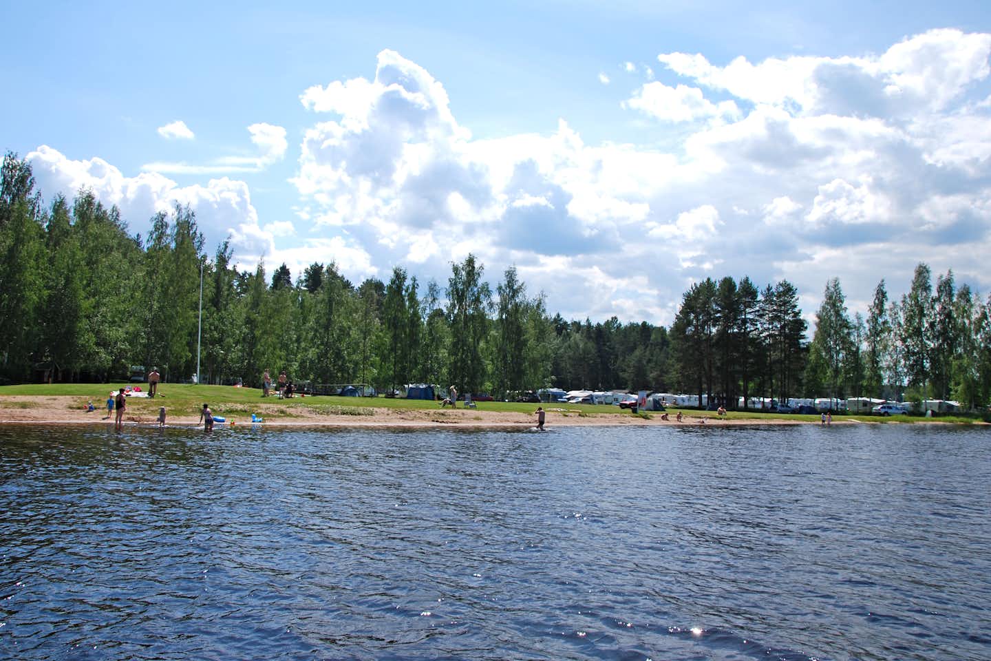 Camping Toivolansaari - Badestrand mit Bäumen beim Campingplatz 