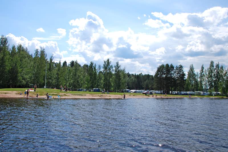 Camping Toivolansaari - Badestrand mit Bäumen beim Campingplatz 