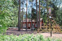 Camping Toivolansaari - Rezeption und Kinderspielplatz im Grünen auf dem Campingplatz