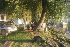 Stell- und Zeltplätze des Camping Ifjúsági an der Donau