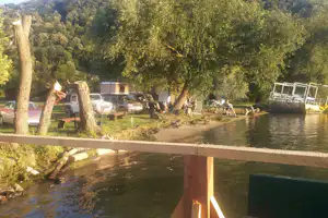 Stellplaetze des Camping Toma am Fluss