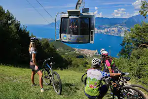 Camping Tonini - Camper mit Mountainbikes und Blick auf den Gardasee in der Nähe vom Campingplatz