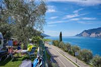 Camping Tonini  -  Stellplatz vom Campingplatz mit Blick auf den Gardasee