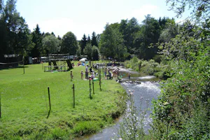 Camping Tonny - Campingplatz mit Kinderspielplatz und Rutsche am Wasser