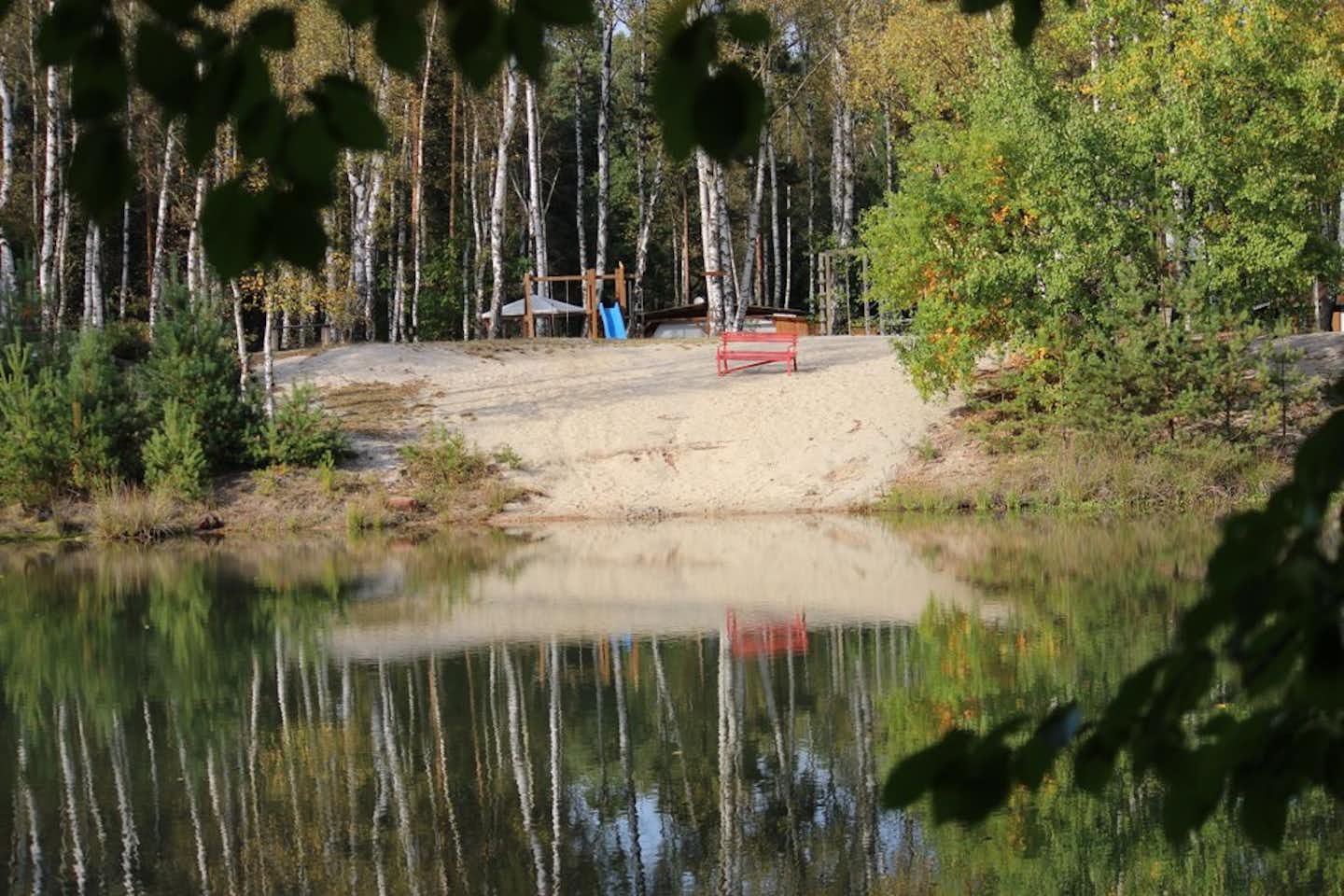 Camping Tonschacht - Kinderspielplatz auf dem Campingplatz mit blick auf den See