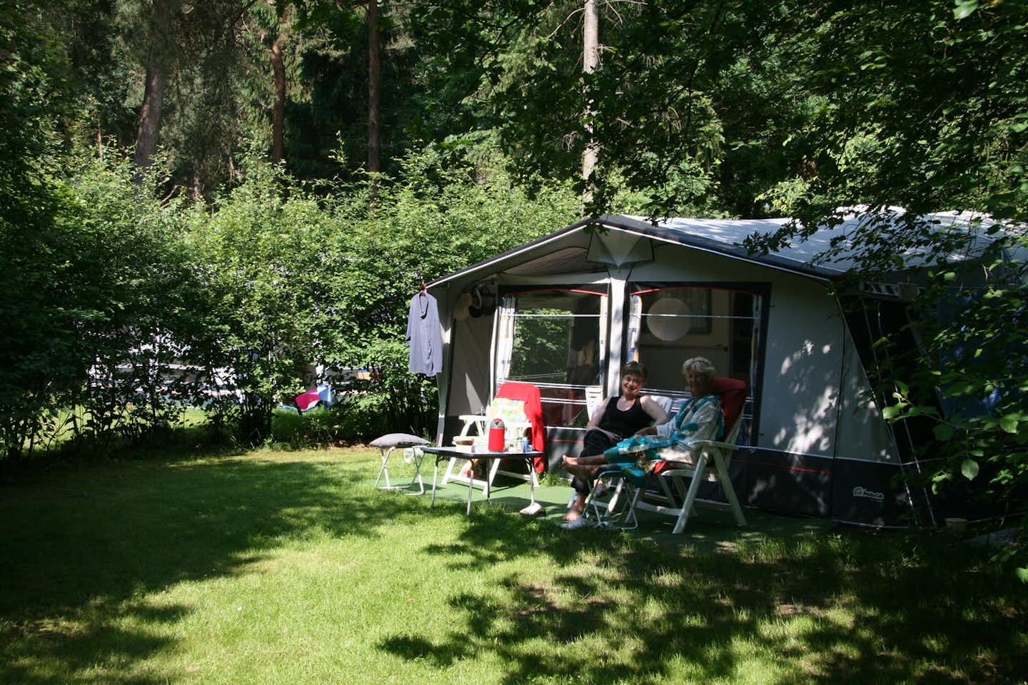 Camping Torentjeshoek Gaeste-sitzen-vor-dem-Caravan-im-Schatten-der-Markise