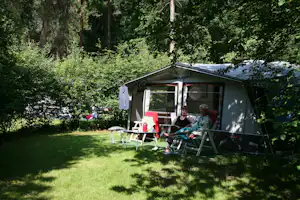 Camping Torentjeshoek Gaeste-sitzen-vor-dem-Caravan-im-Schatten-der-Markise