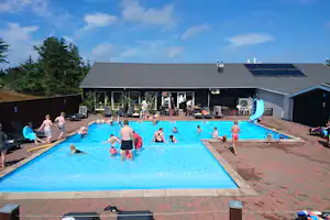 Camping Tornby Strand - Campingplatz mit Pool Wasserrutsche und Liegestühlen