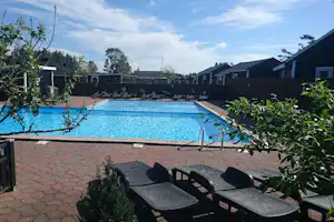 Camping Tornby Strand - Campingplatz mit Pool und Liegestühlen