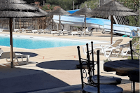 Camping Torraccia - Pool mit Liegestühlen und Sonnenschirmen auf dem Campingplatz