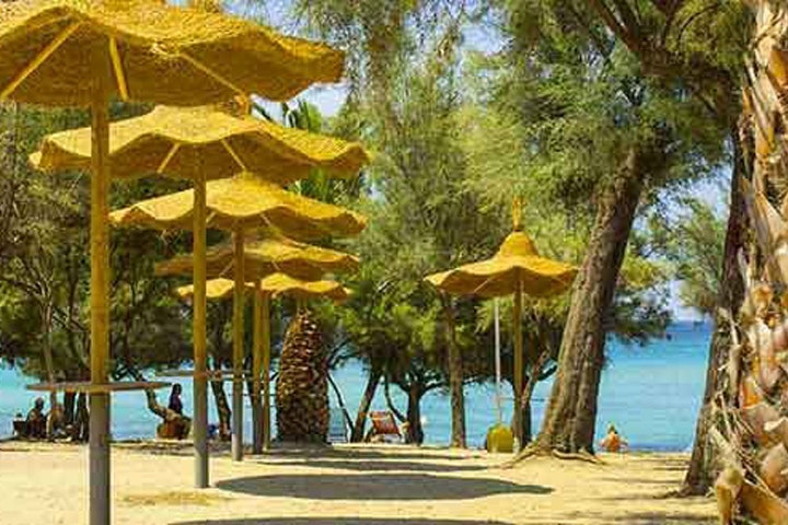 Camping Torre Castiglione - Badestrand mit Sonnenschirmen