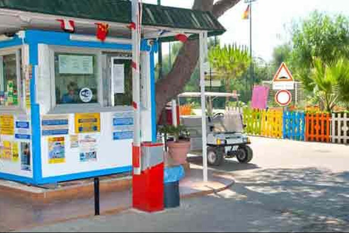 Camping Torre Castiglione - Einfahrt des Campingplatzes