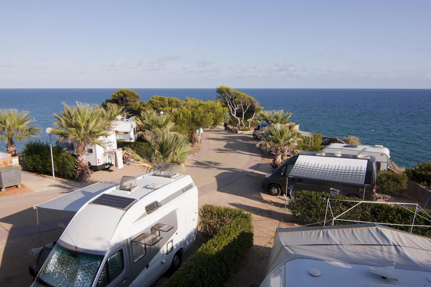 Camping Torre de la Mora  -  Stellplatz vom Campingplatz am Ufer vom Mittelmeer