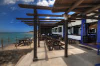 Camping Torre de la Peña I  -  Restaurant vom Campingplatz mit Terrasse und Blick auf den Strand am Mittelmeer