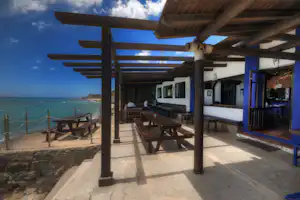 Camping Torre de la Peña I - Restaurant vom Campingplatz mit Terrasse und Blick auf den Strand am Mittelmeer