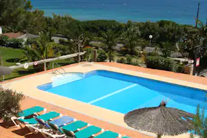 Camping Torre de la Peña I - Pool vom Campingplatz mit Meerblick und Liegestühlen in der Sonne