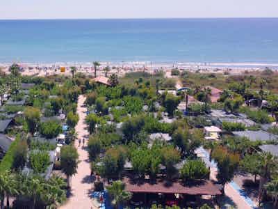 Bravoplaya Camping Resort - Blick auf den Campingplatz am Strand