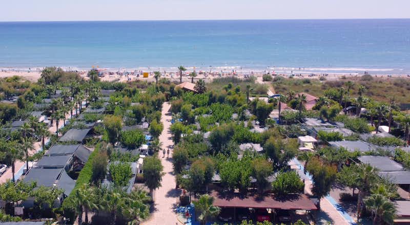 Bravoplaya Camping Resort - Blick auf den Campingplatz am Strand