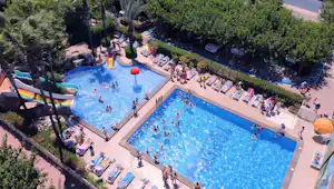 Bravoplaya Camping Resort - Luftaufnahme des Freibades auf dem Campingplatz