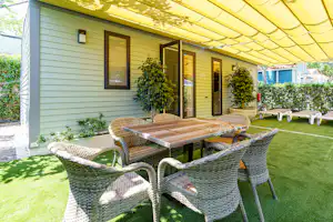 Bravoplaya Camping Resort - Mobilheim mit Terrasse auf dem Campingplatz