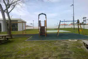 Camping Torreira - Kinderspielplatz mit Schaukeln und Klettergeräten