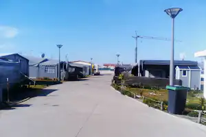Camping Torreira - Strasse auf de m Campingplatz mit Stellplätzen an beiden Seiten