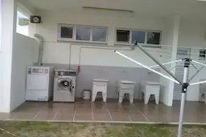 Camping Torreira - Waschmaschine und Trockner im Sanitärbereich des Campingplatzes