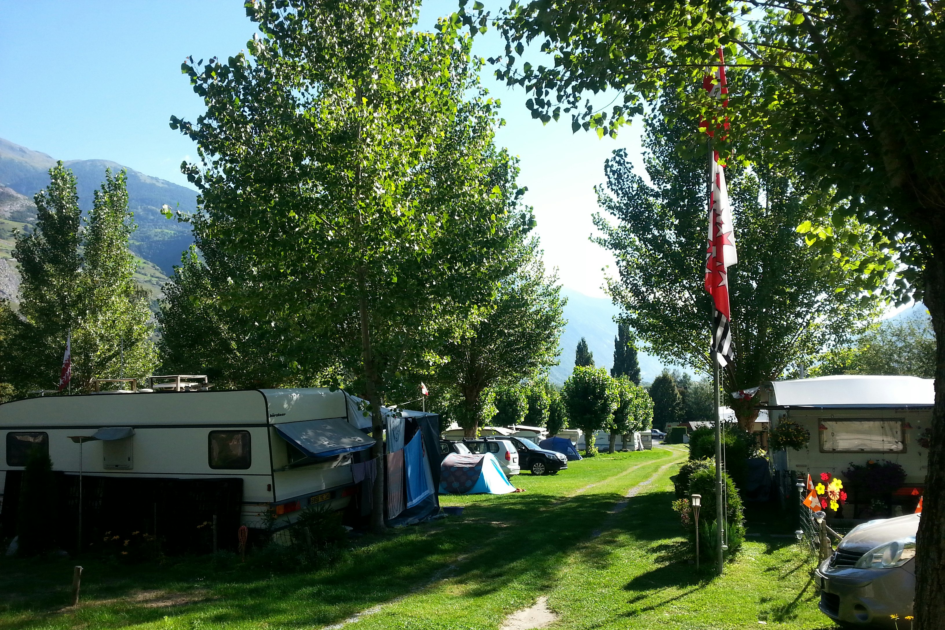 Camping Torrent - Wohnmobilstellplätzen auf dem Campingplatz von Bäume umgeben