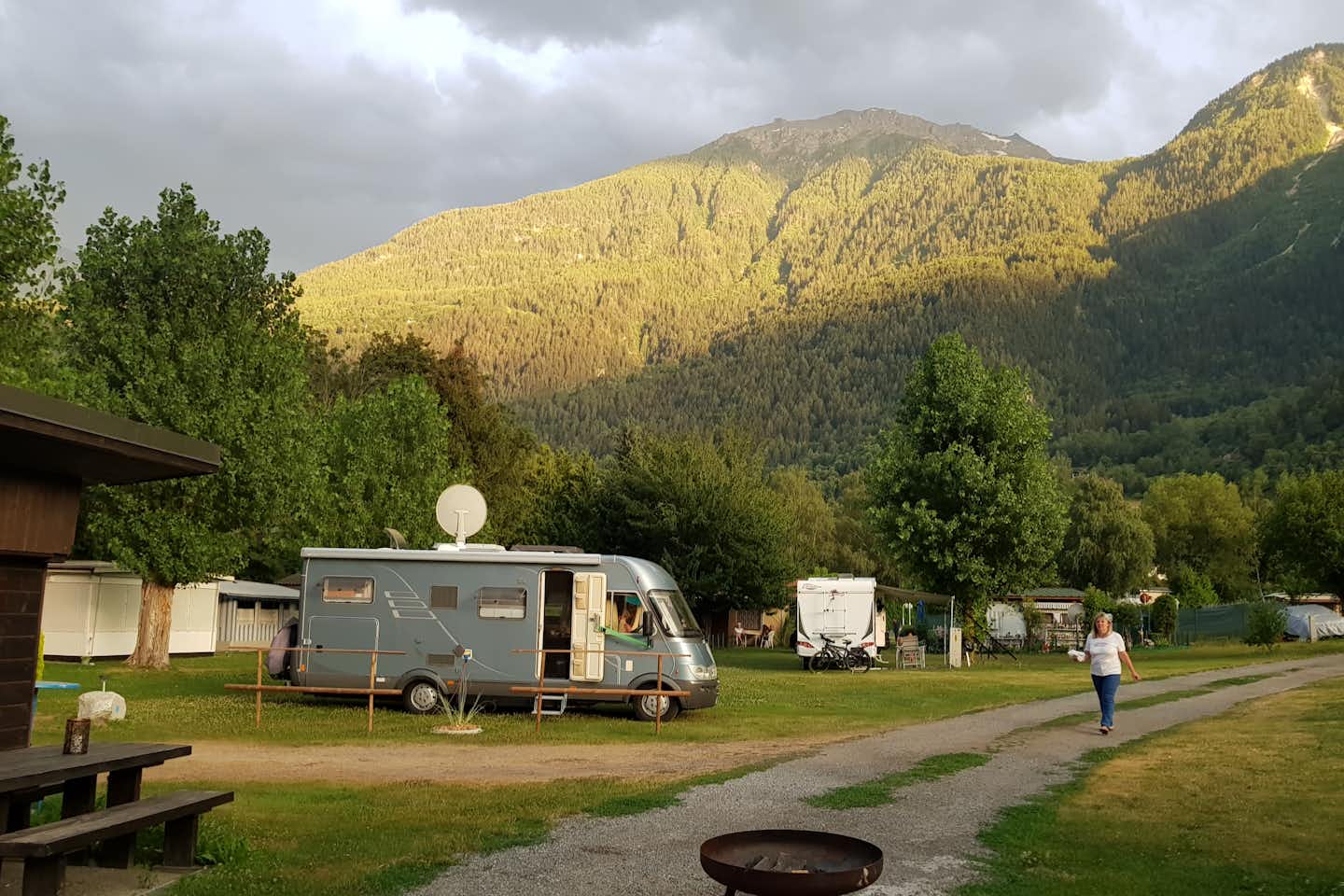 Camping Torrent - Wohnwagenstellplätzen auf dem Campingplatz mit Blick auf die Berge