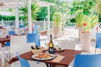 Camping Toscana Bella - gedeckter Tisch auf der Terrasse des Restaurants auf dem Campingplatz