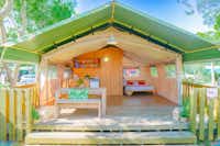 Camping Toscana Bella - komfortables, gut ausgestattete Wohnzelt-Mietunterkunft mit überdachter Veranda und Sitzmöglichkeiten