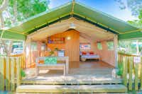 Camping Toscana Bella - komfortables, gut ausgestattete Wohnzelt-Mietunterkunft mit überdachter Veranda und Sitzmöglichkeiten