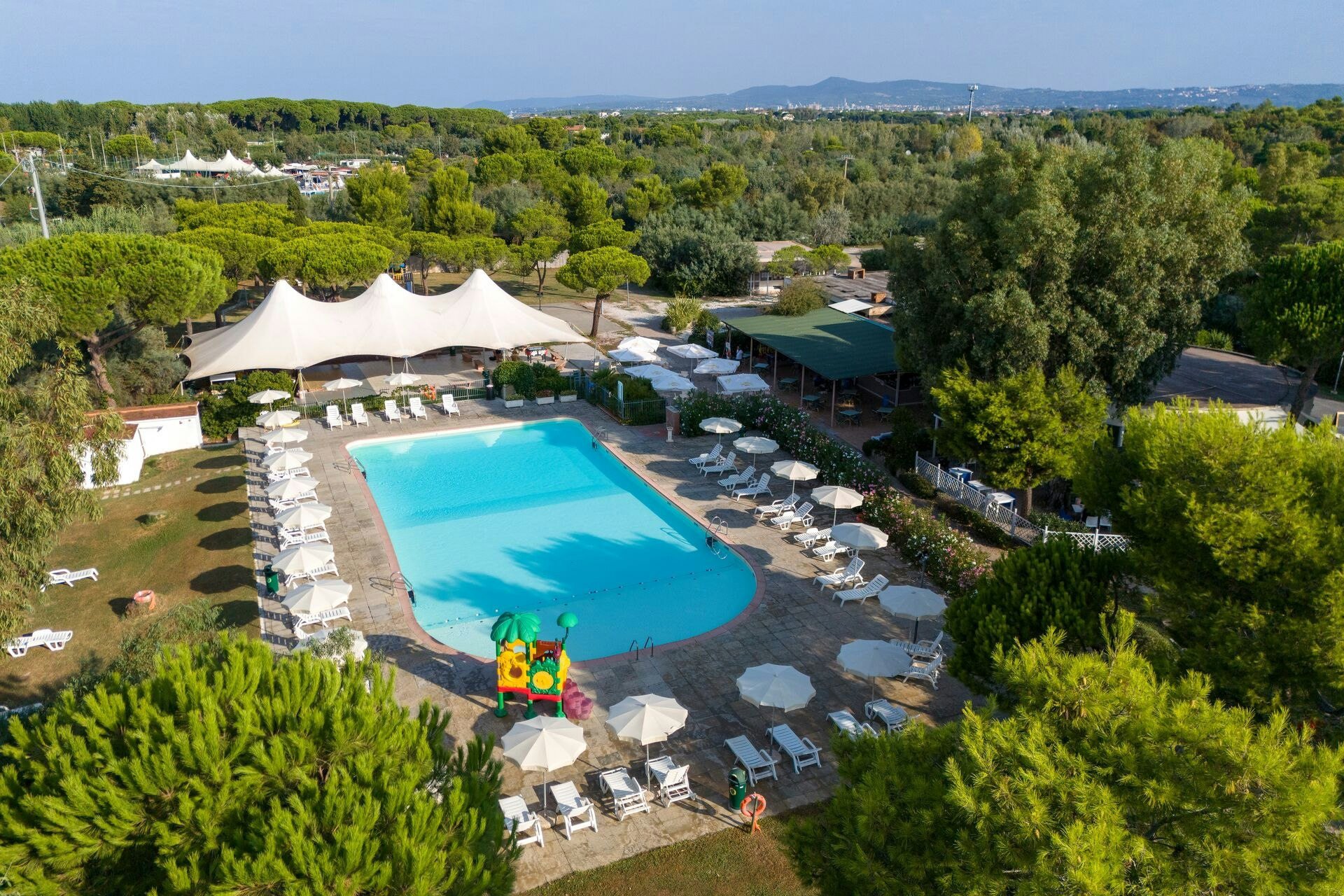 Sandaya Camping Toscana Bella - Poolbereich auf dem Campingplatz