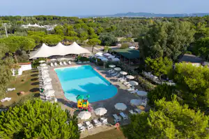 Sandaya Camping Toscana Bella - Poolbereich auf dem Campingplatz