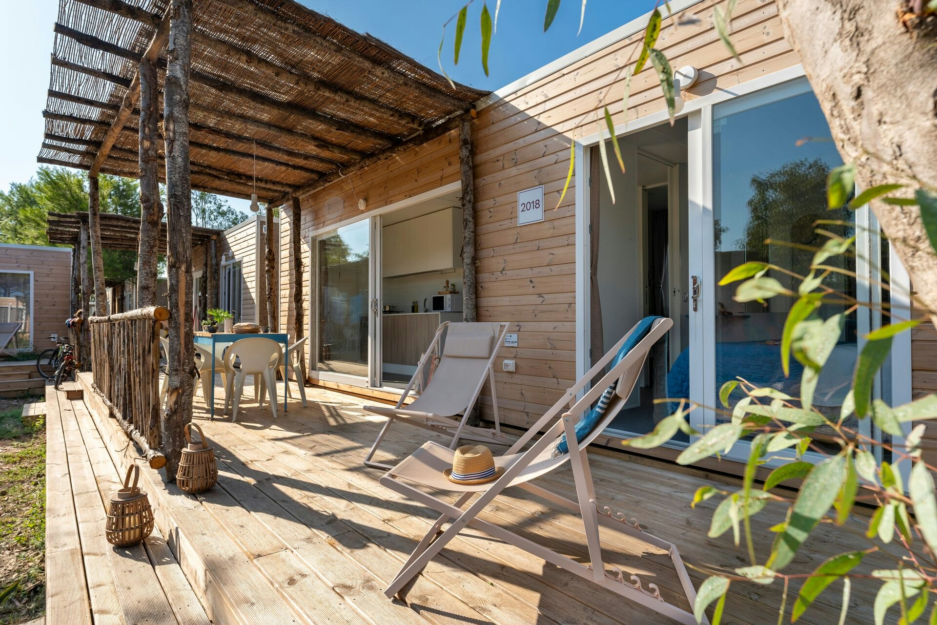 Sandaya Camping Toscana Bella - Terrasse auf dem Campingplatz eines Mobilheims