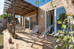 Sandaya Camping Toscana Bella - Terrasse auf dem Campingplatz eines Mobilheims