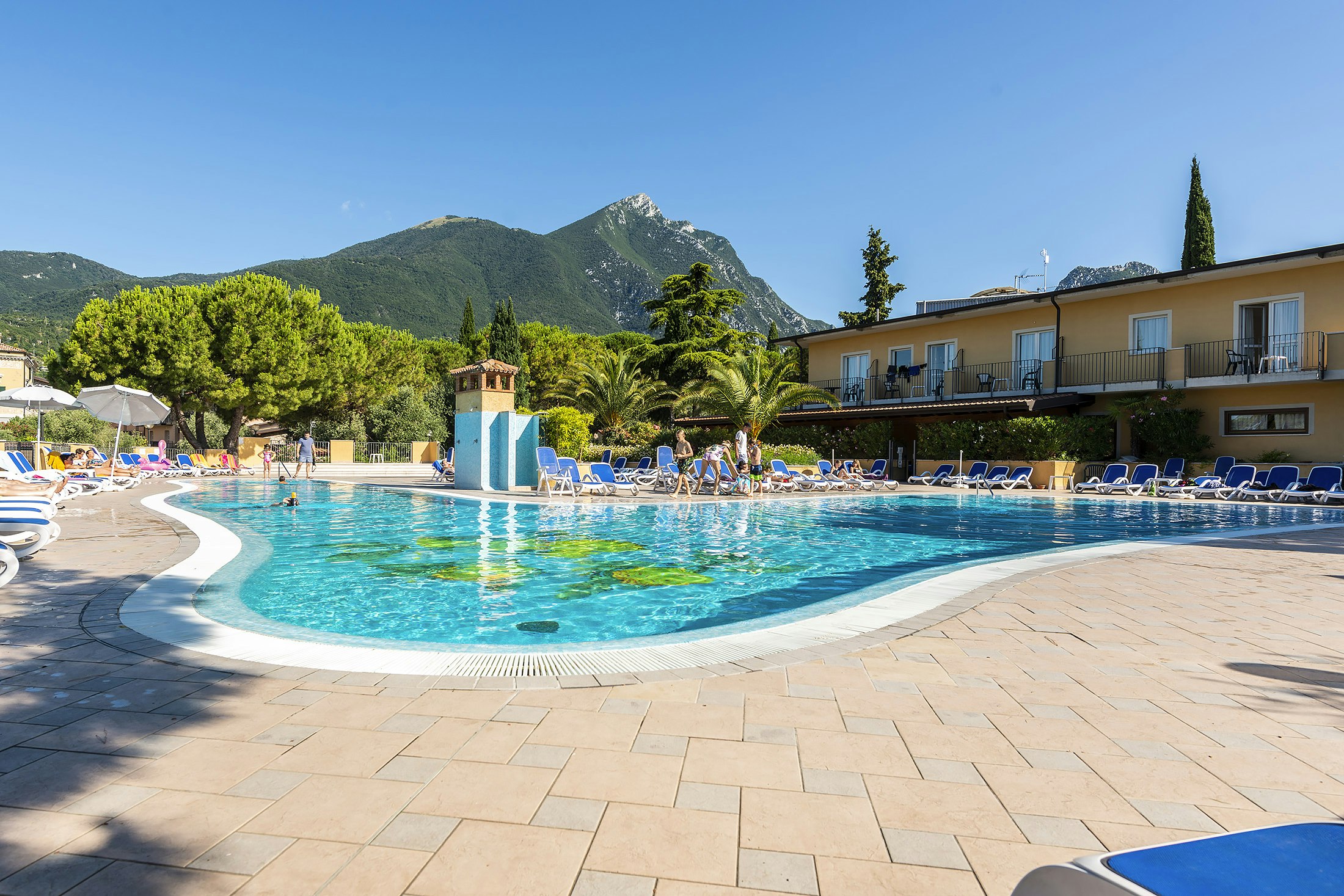 Camping Toscolano - Blick auf den Pool im Freien auf dem Campingplatz