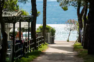 Camping Toscolano - Blick auf den Zugang zum See