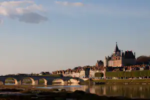 Camping Touristique de Gien - Blick vom Campingplatz auf Gien bei Sonnenuntergang