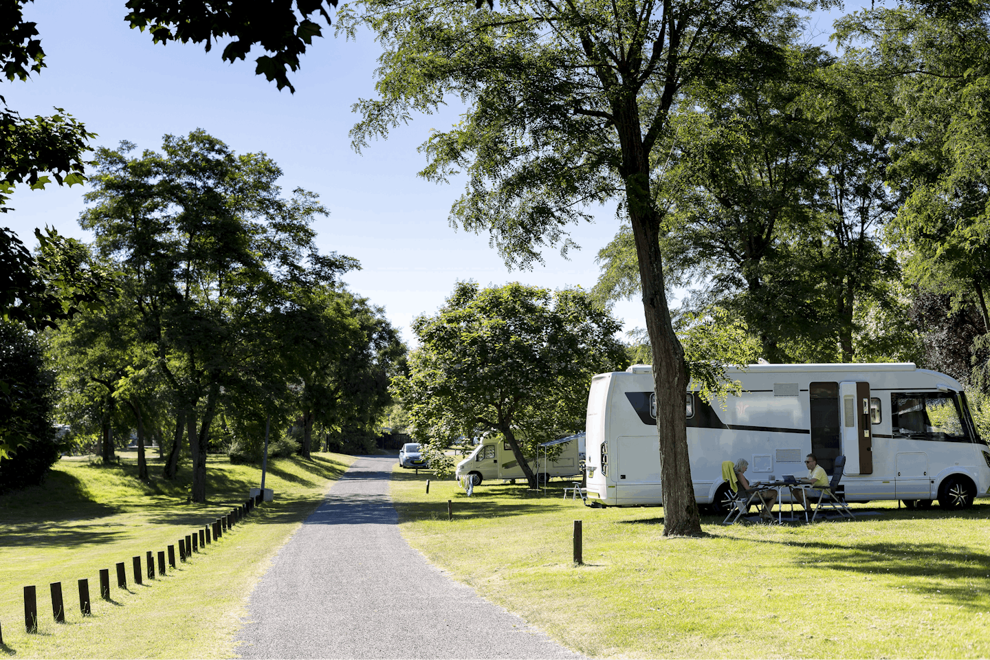 Camping Touristique de Gien - Camper, die vor ihrem Wohnmobil sitzen