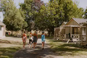 Onlycamp Tours Val de Loire camping Tours Val de Loire St Avertin - Campinggäste vor den Mietunterkünftigen mit halbschattiger Veranda