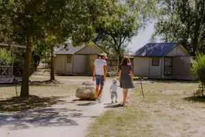 Onlycamp Tours Val de Loire camping Tours Val de Loire St Avertin - Familie auf dem Weg zu einer der Mietunterkünfte