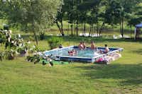 Camping Tópart -  Gäste liegen am Pool in der Sonne