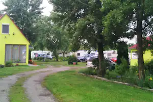 Camping Tópart - Wohnwagenstellplätze im Grünen auf dem Campingplatz